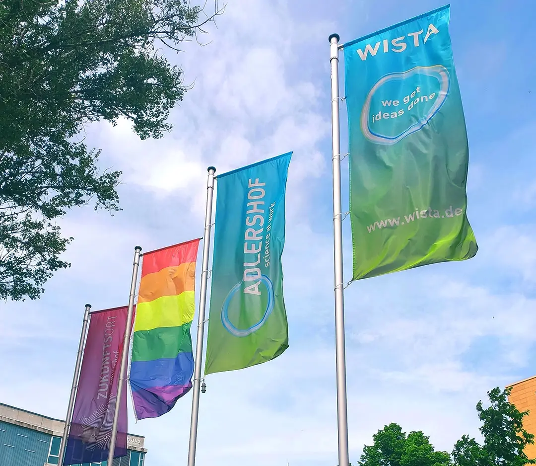 Flaggen vor dem WISTA-Gebäude
