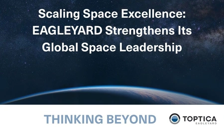 Text: THINKING BEYOND; Weltraum im Hintergrund