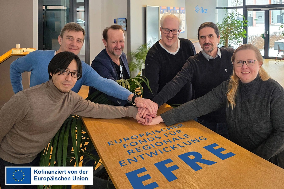 Projektteam zusammen an einem Tisch