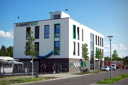 3-geschossiges Gebäude mit der Aufschrift Nanotest
