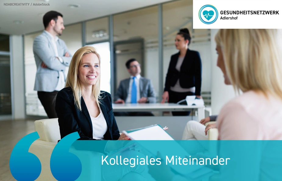 Zwei Frauen unterhalten sich sitzend in einer Lobby, im Hintergrund weitere Personen im Gespräch
