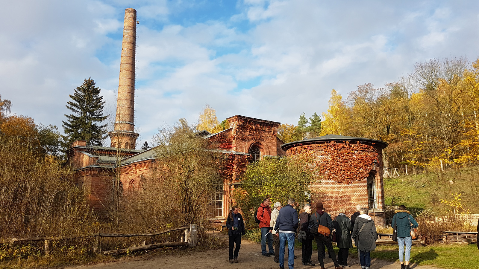Menschen vor denkmalgeschützter Fabrik © Berlin Spart Energie